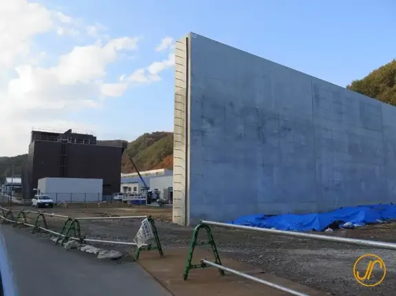 Tsunami Mauer im Bau