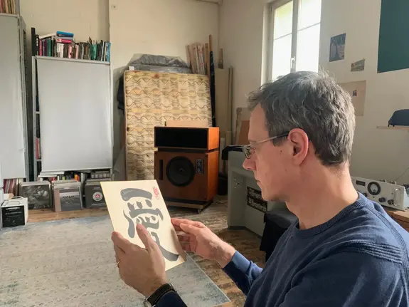 Mario Sala beim Betrachten des jap. Schriftzeichen